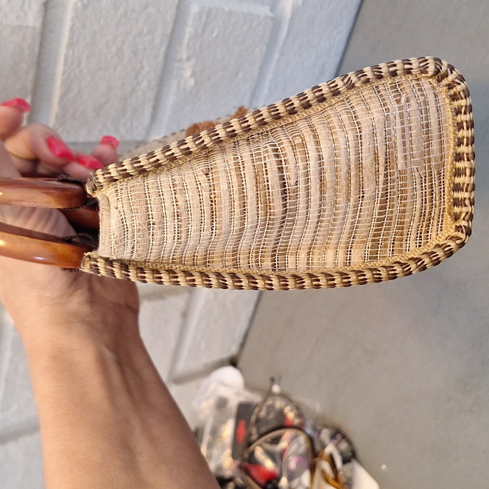 Elegant Unique Tan Flower Detail Wooden Handle Handbag. NWOT - Picture 5 of 9